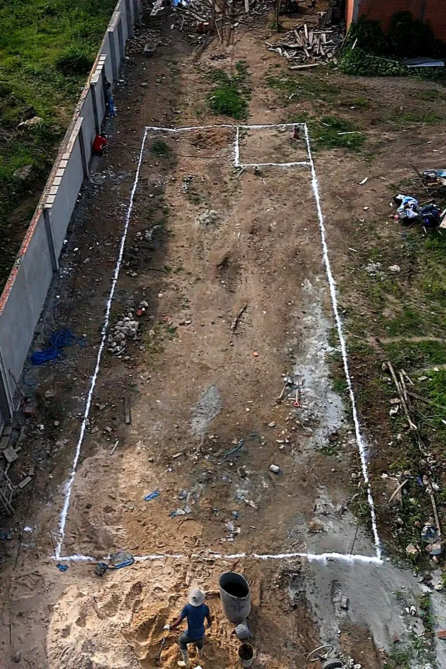 Replanteo de la piscina marcado sobre el terreno