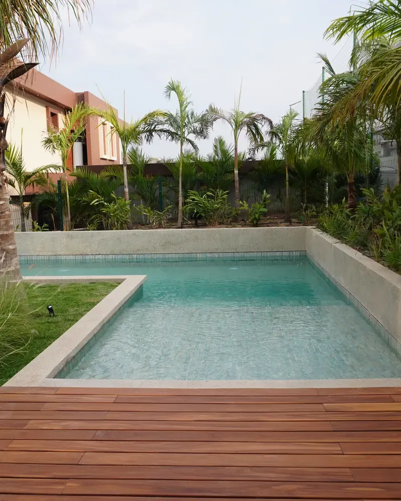 Piscina terminada con deck de madera, entregada y en funcionamiento