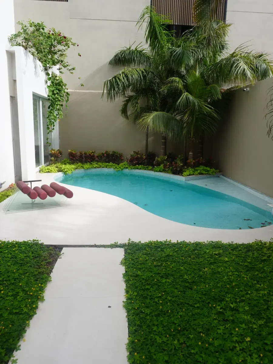 Piscina de forma libre en un patio interior de Equipetrol